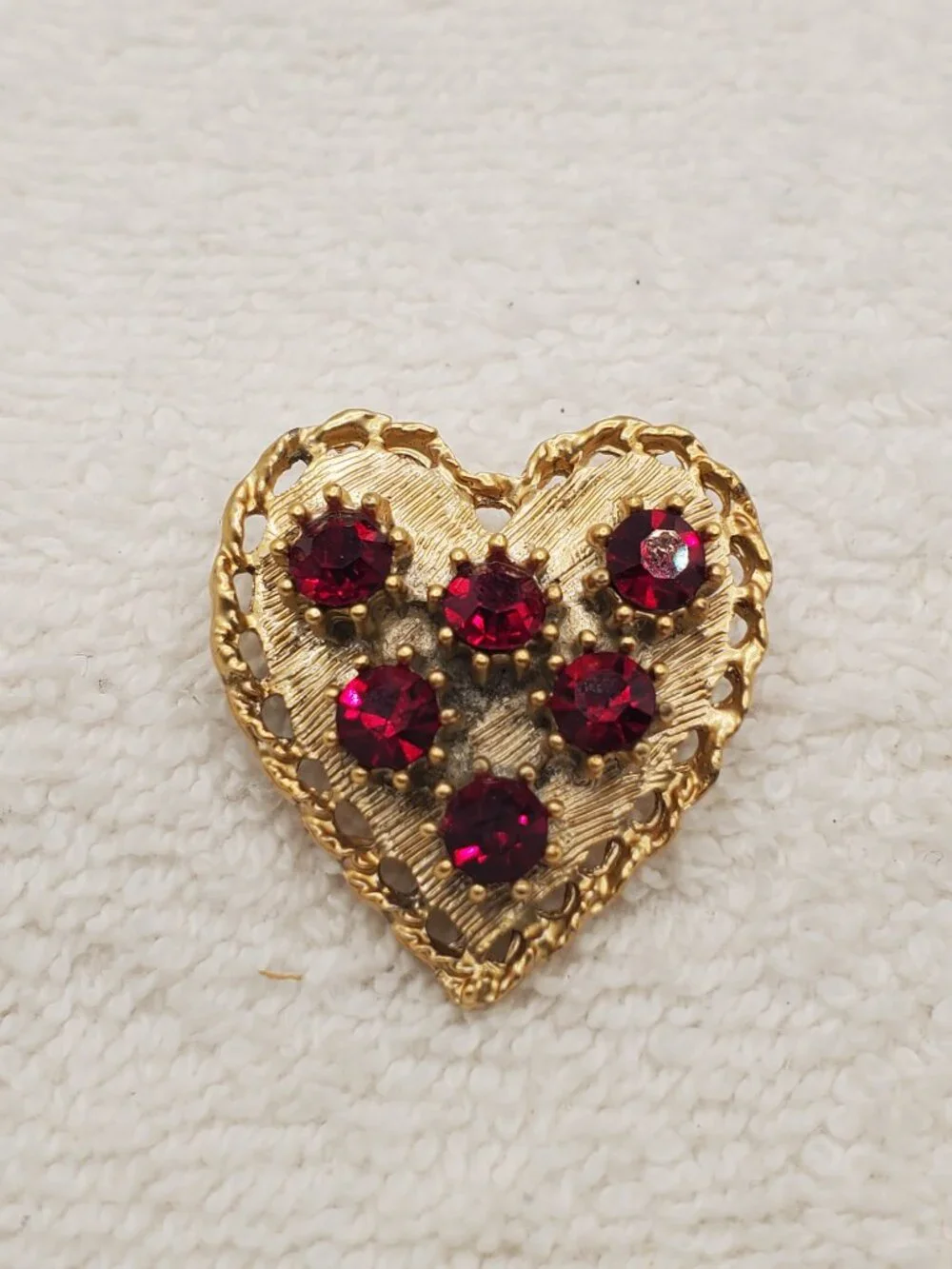 1 Light Gold Heart Shape Brooch, item # B-1184,. wt. 9 grams .